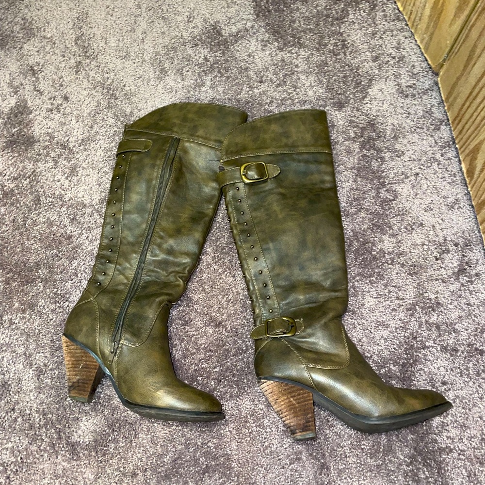 Short heel boots, brown.
